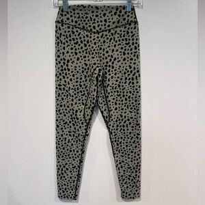 Grey and black cheetah leopard Balance‎ Athletica leggings